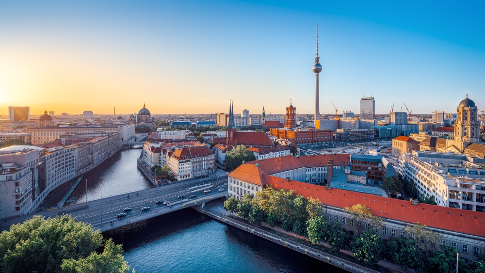 Berlin – Skyline mit Fernsehturm und Spree