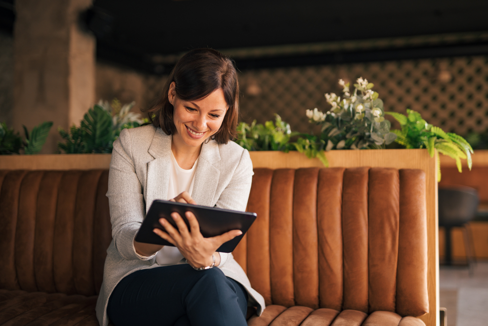 Hotelmanagerin mit Tablet – Recruiting in der Hotel- und Tourismusbranche