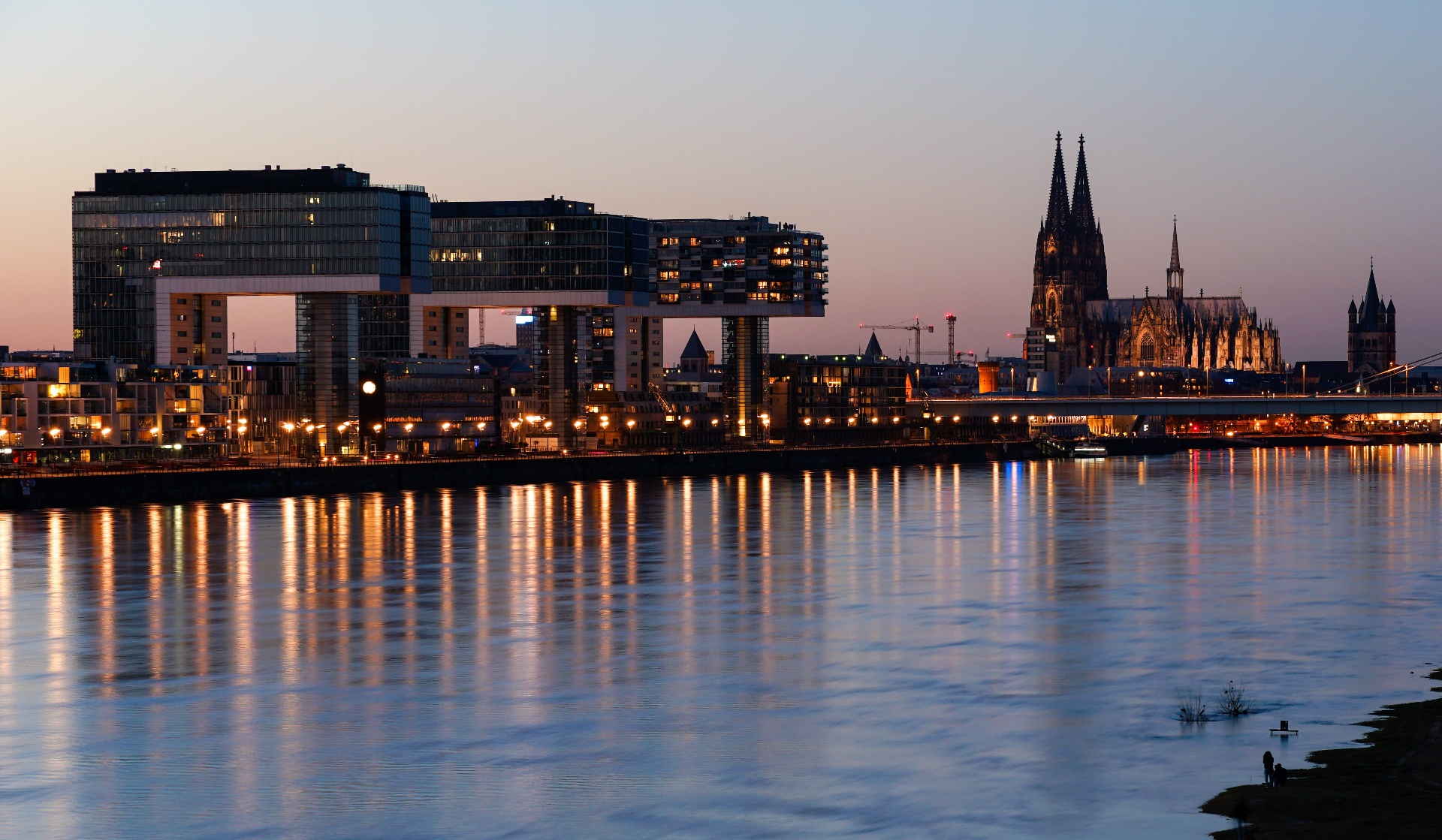 Köln – Skyline mit Kölner Dom und Kranhäusern am Rhein, Recruiting in NRW