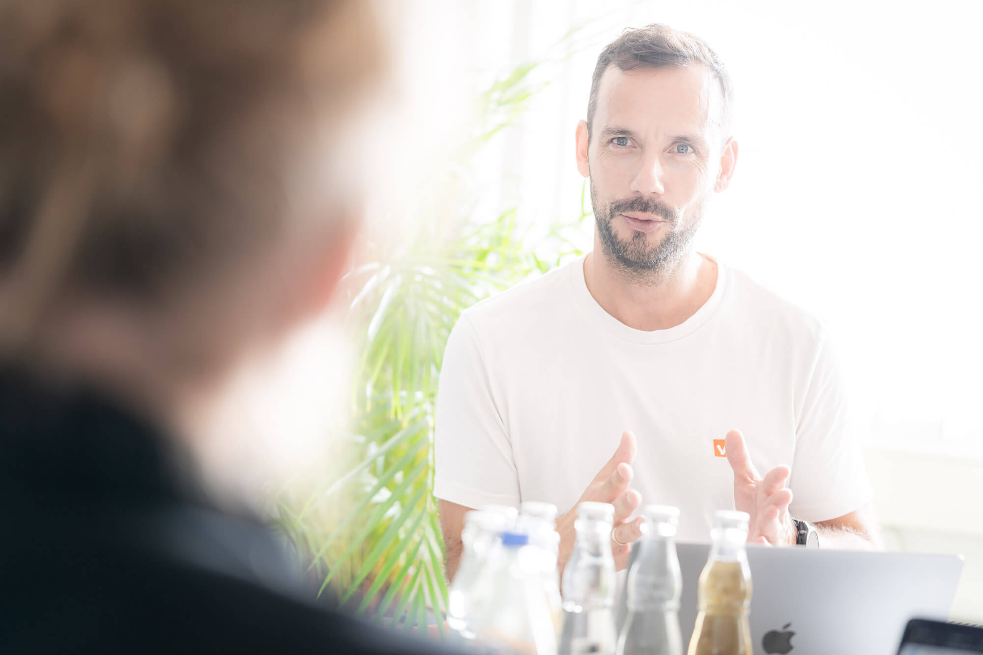 Das Bild zeigt den Geschäftsführer der Social Recruiting Agentur vitalents in einem Beratungsgespräch zur Mitarbeiterfindung.